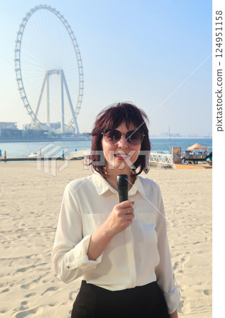 News from the city beach, TV presenter films a story about vacation 124951158