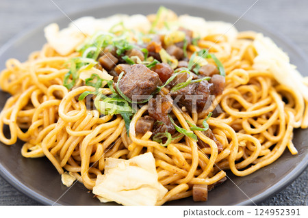 Delicious beef tendon fried noodles 124952391