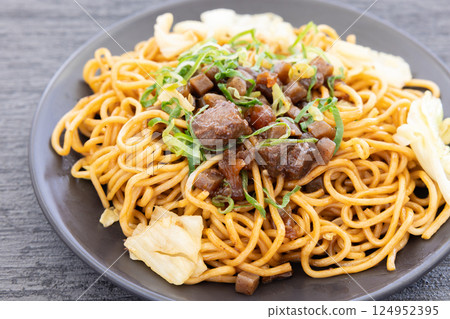 Delicious beef tendon fried noodles 124952395