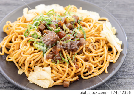 Delicious beef tendon fried noodles Delicious beef tendon fried noodles 124952396