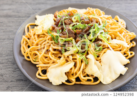 Delicious beef tendon fried noodles Delicious beef tendon fried noodles 124952398
