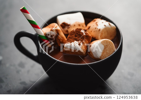 Cup of hot chocolate with marshmallow Cup of hot chocolate with marshmallow 124953638