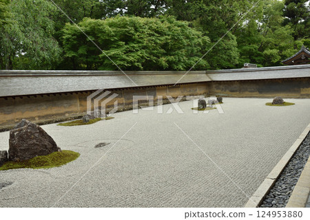 World Heritage Site: Ryoanji Temple Rock Garden (Ukyo Ward, Kyoto City) 124953880