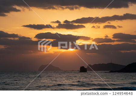 Dramatic Spring Sunrise Over Keelung Islet in Jinshan. 124954648