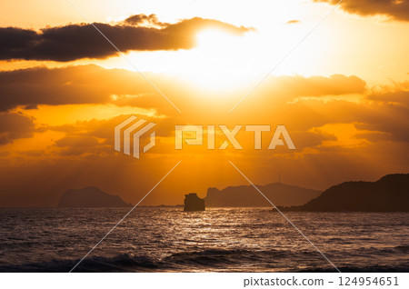 Golden Crepuscular Rays: Jinshan Sunrise Splendor. Golden Crepuscular Rays: Jinshan Sunrise Splendor. 124954651