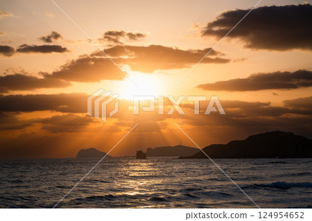 Golden Crepuscular Rays: Jinshan Sunrise Splendor. Golden Crepuscular Rays: Jinshan Sunrise Splendor. 124954652