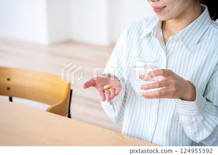 一名服藥的年輕女子 124955392