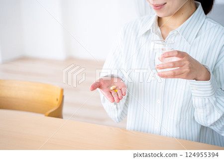 一名服藥的年輕女子 124955394