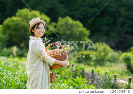 Flower farm, flower picking, woman 124955446