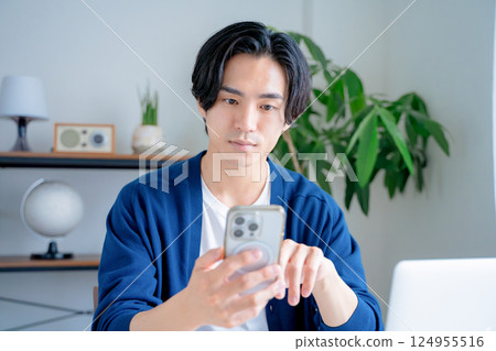 一個男人用智能手機 124955516