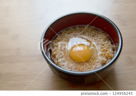 泡麵上面放著生雞蛋 124956245
