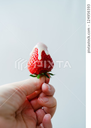 享受採摘草莓的樂趣 124956393