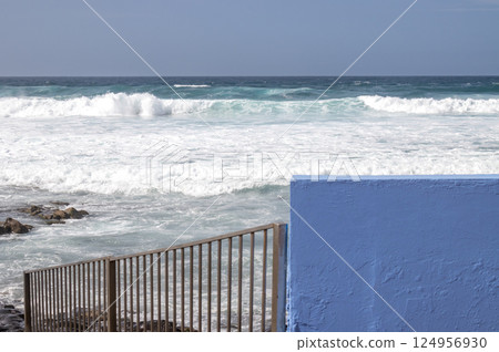 Entrance to the beach of Atlantic ocean, Spain 124956930