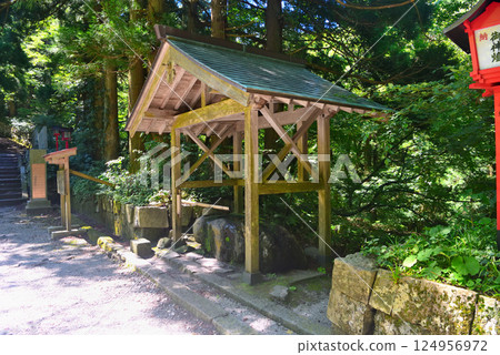 鳥取縣大仙町中國地方大仙隱岐國立公園大神山神社內宮參拜道上的聖水（2） 124956972