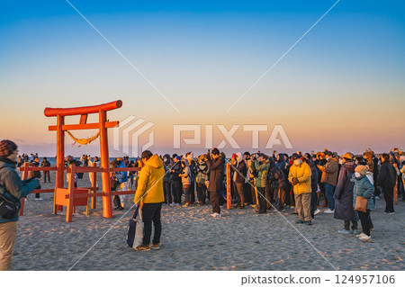 People watching the first sunrise of the year from Fukuda Beach in Iwata City (Shizuoka Prefecture) People watching the first sunrise of the year from Fukuda Beach in Iwata City (Shizuoka Prefecture) 124957106