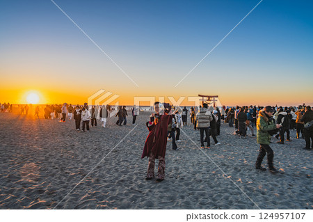 在磐田市(靜岡縣)福田海岸觀賞新年第一縷日出的人們 在磐田市(靜岡縣)福田海岸觀賞新年第一縷日出的人們 124957107