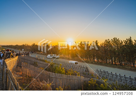 People returning home after watching the first sunrise of the year from Fukuda Beach in Iwata City (Shizuoka Prefecture) 124957108