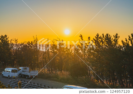 磐田市福田海岸(靜岡縣)的初升日出 磐田市福田海岸(靜岡縣)的初升日出 124957120