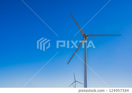 藍天映襯下掛川市千濱沙丘的風力發電景象（靜岡縣） 124957384