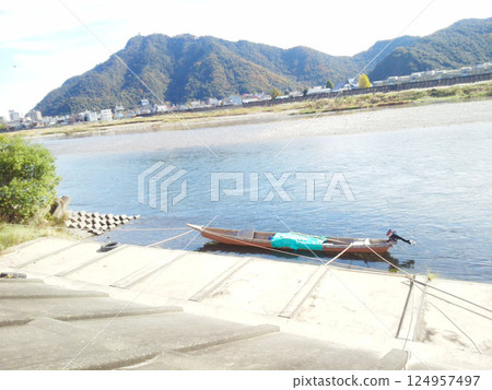 長良川上的小船 長良川上的小船 124957497
