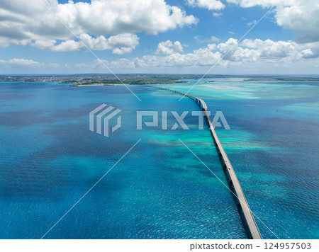 用無人機拍攝的沖繩縣宮古島與伊良部島之間的伊良部大橋的空拍照片 124957503