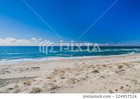 The sea and sky seen from Chihama Sand Dunes in Kakegawa City against the blue sky (Shizuoka Prefecture) 124957514