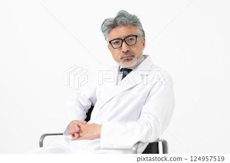 A white coat male 124957519