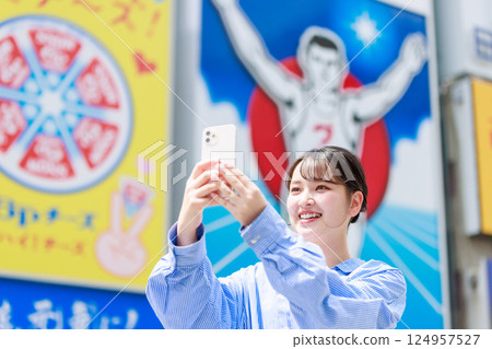 大阪觀光時自拍的年輕女子 124957527