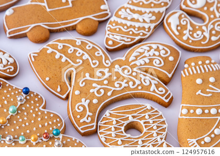 Gingerbread decorated with white sugar glaze. Food background. Christmas cookies. 124957616