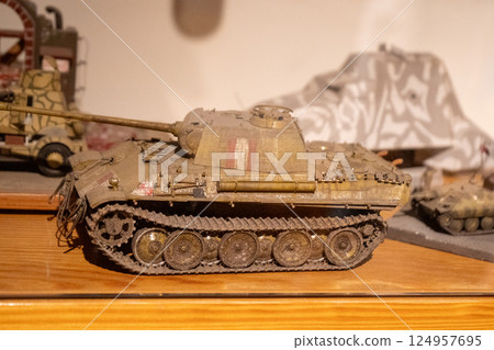 Old toy tank. Old toy tank. 124957695