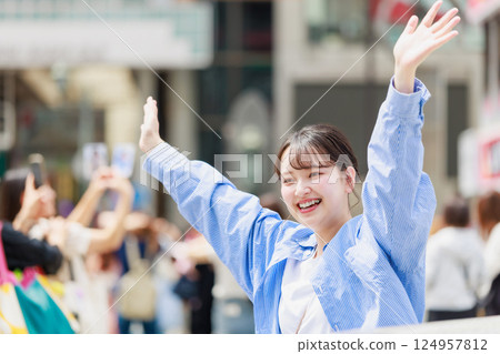 A young woman sightseeing in Osaka 124957812