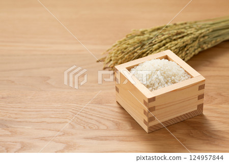 White rice 124957844