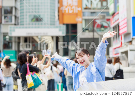 大阪觀光的年輕女子 124957857