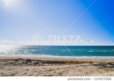 The sea and sky seen from Chihama Sand Dunes in Kakegawa City against the blue sky (Shizuoka Prefecture) The sea and sky seen from Chihama Sand Dunes in Kakegawa City against the blue sky (Shizuoka Prefecture) 124957886