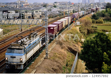 2007年運行於東海道本線上的EF6652次貨櫃貨運列車 124957892