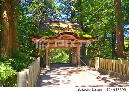 Chugoku region, Daisen-Oki National Park, Ogamiyama Shrine Okumiya, rear-facing gate seen from the main hall, Daisen Town, Tottori Prefecture 124957899