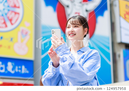 年輕女子在大阪惠比壽橋自拍 年輕女子在大阪惠比壽橋自拍 124957958