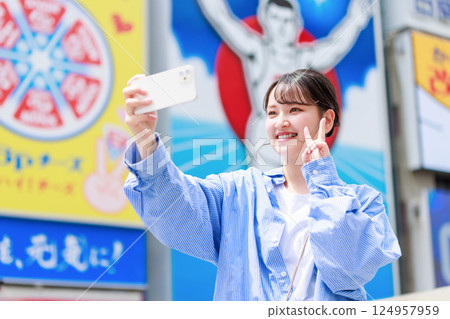 年輕女子在大阪惠比壽橋自拍 124957959