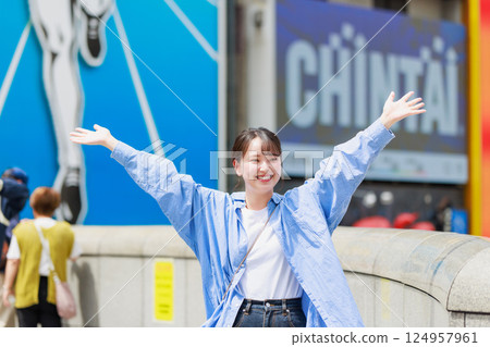 A young woman sightseeing in Osaka 124957961