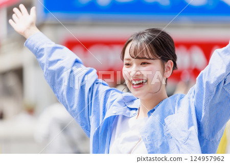 A young woman sightseeing in Osaka 124957962