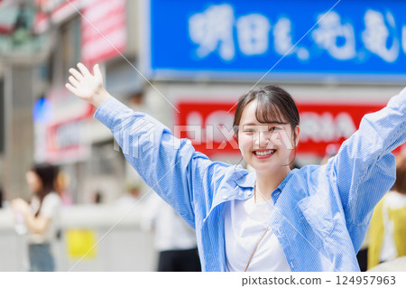 A young woman sightseeing in Osaka 124957963