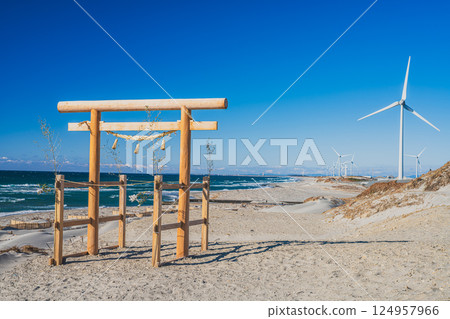 A view of the torii gates and wind power generation facilities against the blue sky from Chihama Sand Dunes in Kakegawa City (Shizuoka Prefecture) 124957966
