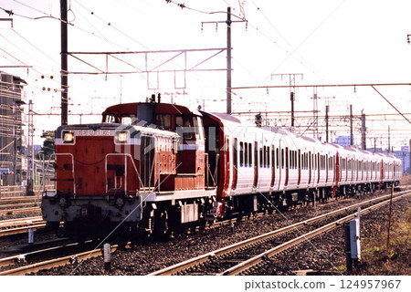 2007: DE101164 tows 813 series class A train on the Tokaido Line 124957967