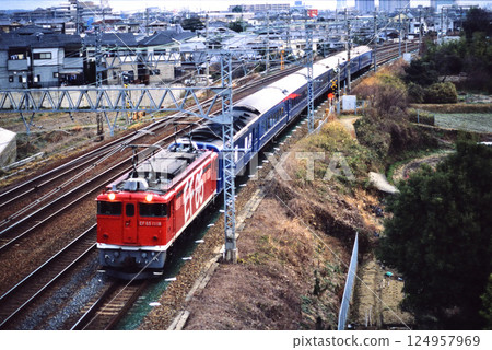 2007: EF651118 Blue Train Ginga running on the Tokaido Line 124957969