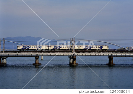 2007: The SUN-IN, a tatami-mat diesel railcar running on the Tokaido Line 2007: The SUN-IN, a tatami-mat diesel railcar running on the Tokaido Line 124958054