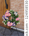 磚牆和彩色花掛花環 124958530