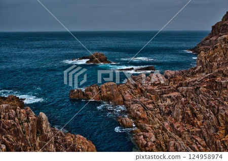 The road to Ryugu Shrine is raging in a rainstorm 124958974