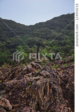 The road to Ryugu Shrine is raging in a rainstorm 124959218