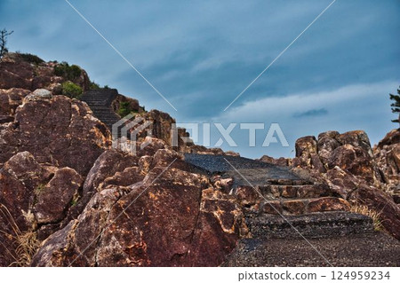 The road to Ryugu Shrine is raging in a rainstorm 124959234