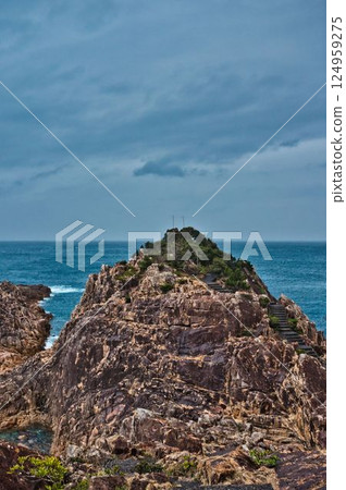 暴雨肆虐,通往龍宮神社的道路 暴雨肆虐,通往龍宮神社的道路 124959275